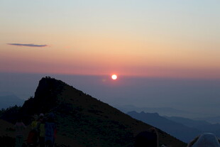 山顶观日落美景