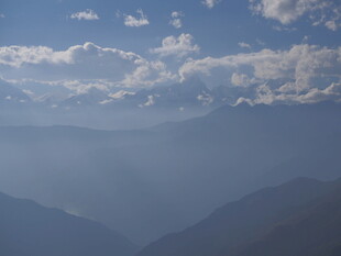 山峦云海间的壮美风光