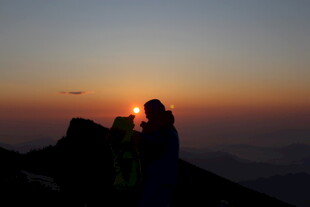 山顶夕阳下的孤独身影