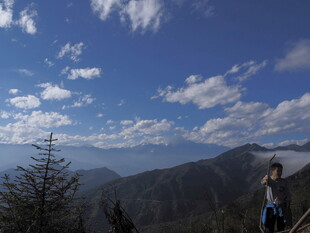山顶观景人 蓝天山脉相伴