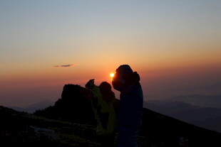 山顶赏日落的人群