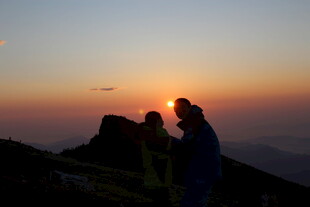 山顶观日落的温馨身影