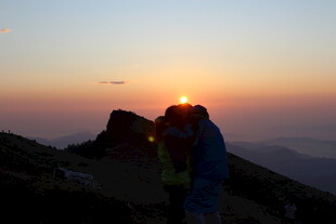 山顶观日出的徒步旅行者
