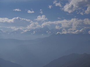 蓝天白云下的朦胧山脉