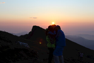 山顶情侣共赏壮丽日落