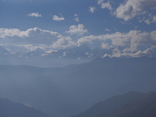 山峦云海间的壮丽景致