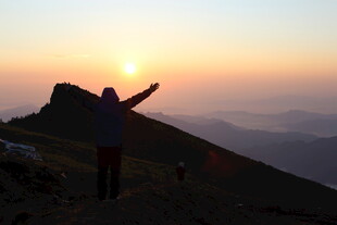 山顶迎日出的欢呼身影