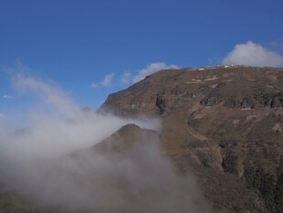 云雾缭绕的巍峨山峰