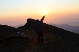 山顶迎日出的欢呼者