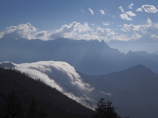 壮丽云海环绕巍峨山脉