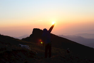 山顶迎日出的欢呼身影