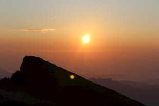 山顶壮丽日出美景