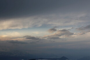 黄昏时分的云海天空