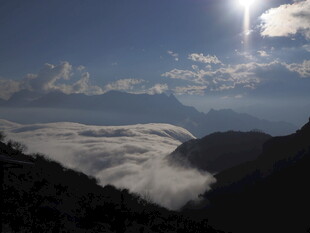 山间云海日出壮丽景观