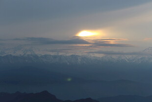 日出云海间壮丽景观