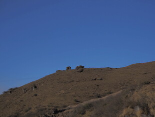 蓝天映衬下的褐色山丘