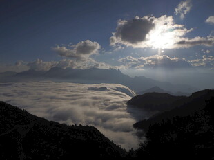 云海之上的壮丽日出景观