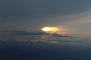 高空云海间的日出美景