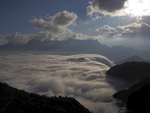 云海之上的壮丽日出景观