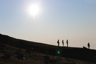 阳光下的山丘行人剪影