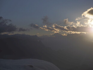 日出云海间壮丽景观