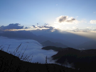 山间云海日出壮丽景观