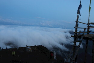 山顶云海中的建筑景观
