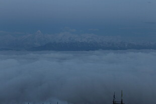 云海之上的壮丽景致