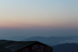 山顶暮色中的远方景致