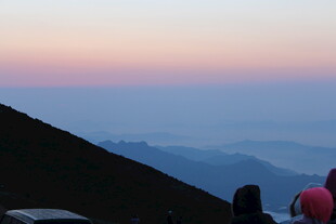 山顶暮色中的多彩景象