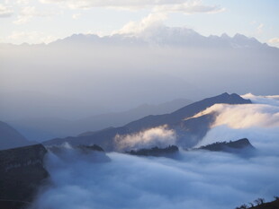 云海环绕的壮丽山峦