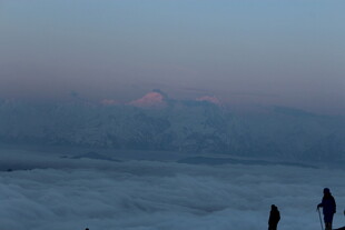 雪地观月的三人身影