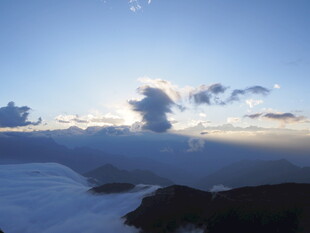 云海之上的壮丽天空景色