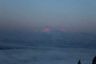 云海之上的壮丽山景