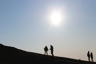 阳光下的人群剪影