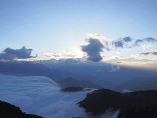 云海之上的壮丽天空景观
