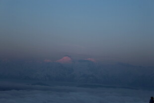 黄昏下的雪地与远方霞光
