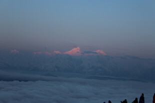 云海之上的壮丽山景