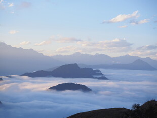云海中的山峦美景