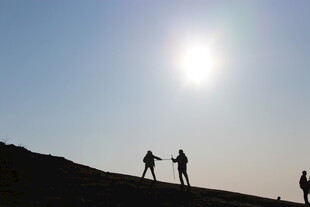 登山者在阳光下的身影