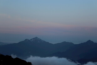 山间云海伴暮色