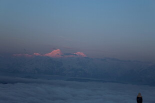 雪野中远眺霞光映照山峦