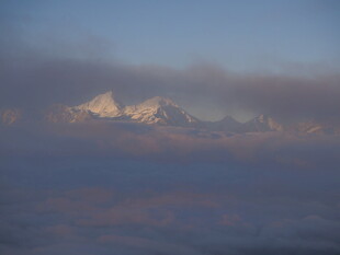 雪山云海间的壮丽景致