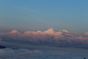 云海之上的壮丽山景