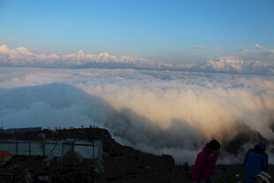 云海景观前的游人