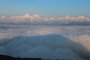 云海之上的壮丽天空景观