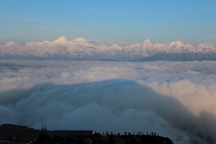 云海之上的壮丽天空景观