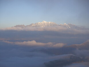 云海之上的壮丽雪山
