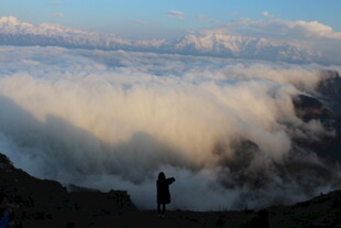 云海之上的孤独身影