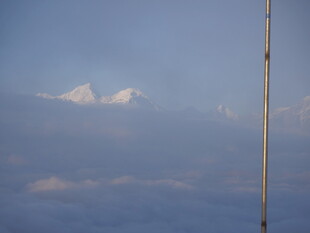 云端之上的高耸山峰